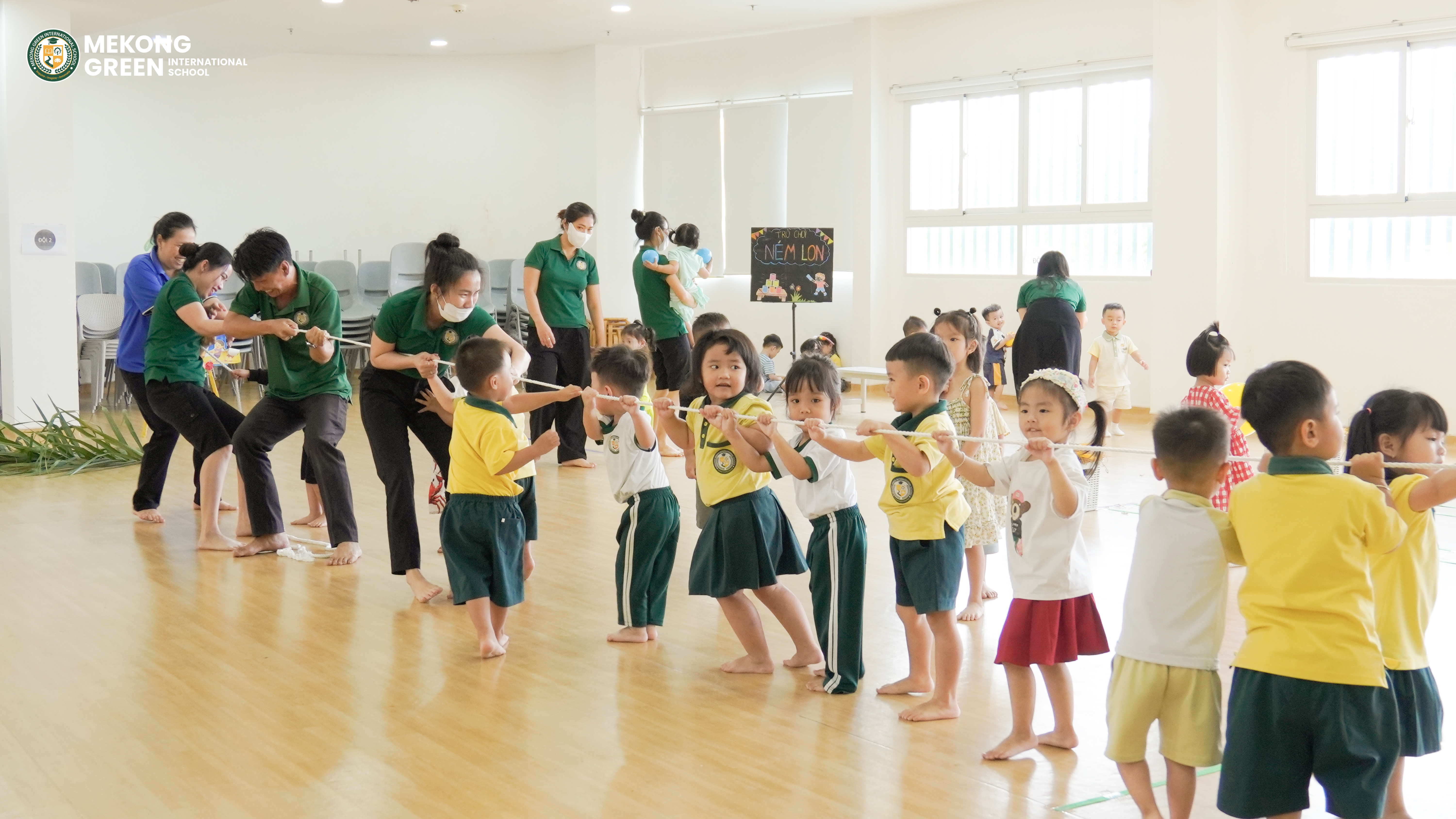Không khí ngày hội tổng kết chủ đề tháng 8 tại MGIS