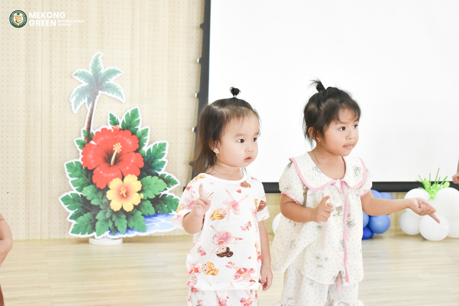 Các bé Mầm non tập trung theo dõi động tác trong giờ Aerobic