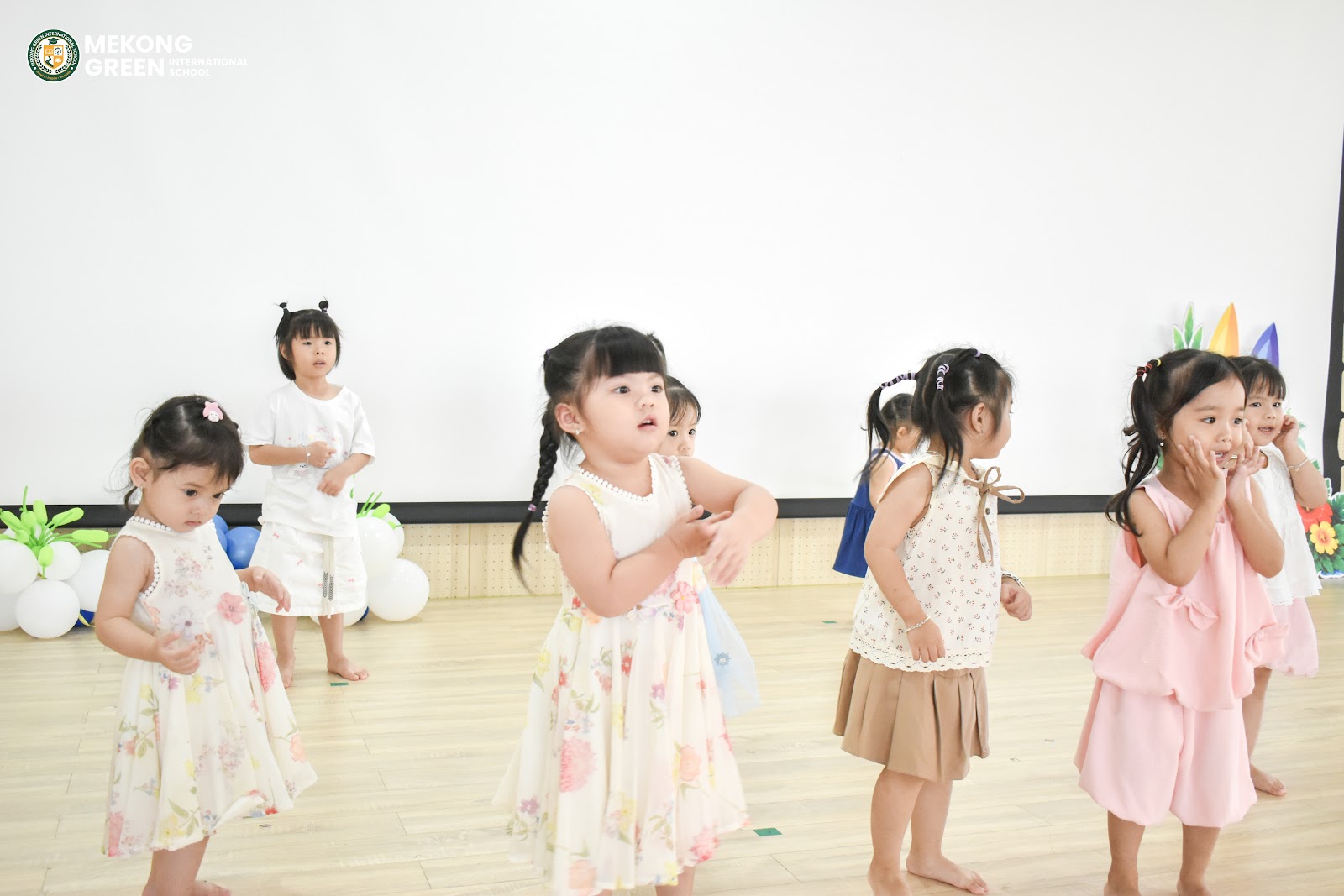 Các bé cùng nhau vận động theo nhạc trong CLB Aerobic
