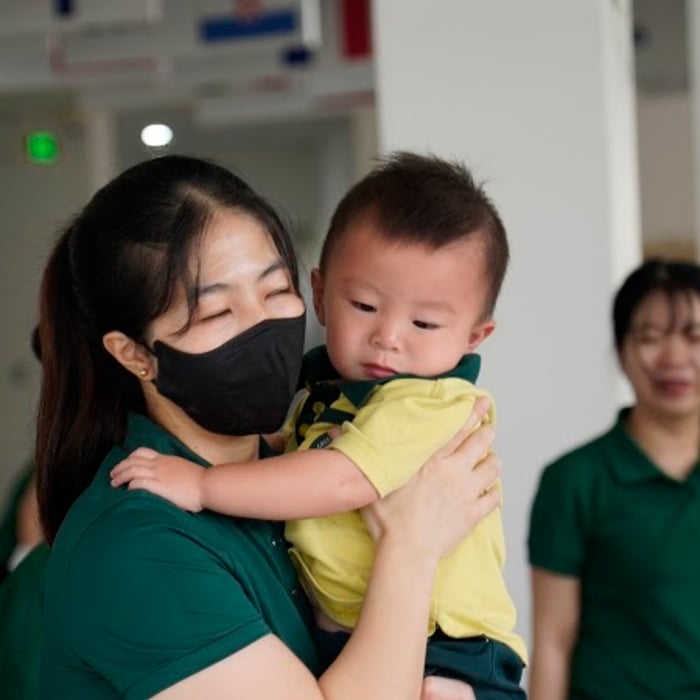 Cô giáo đón bé vào lớp