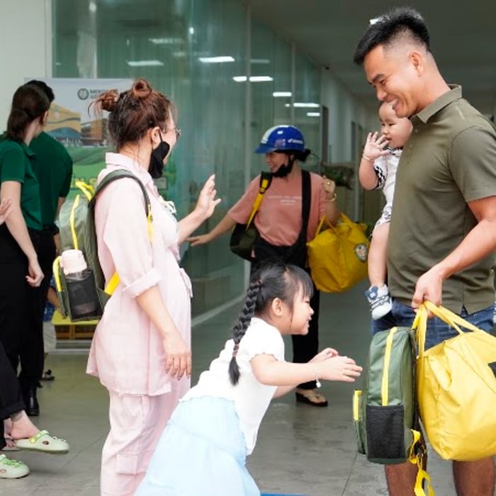 Phụ huynh đưa đón con đến trường
