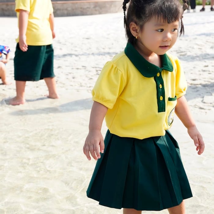 Bé dạo chơi trên bãi biển