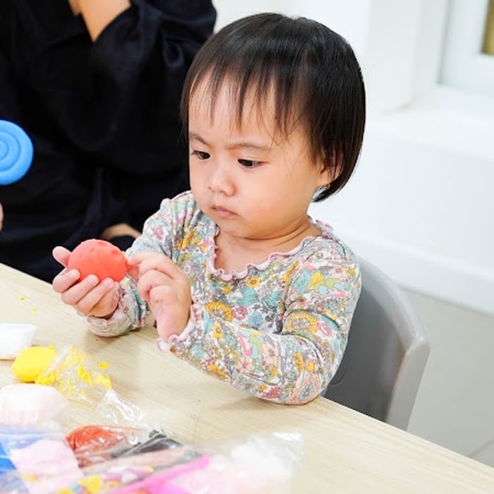Bé làm quen với đất nặn