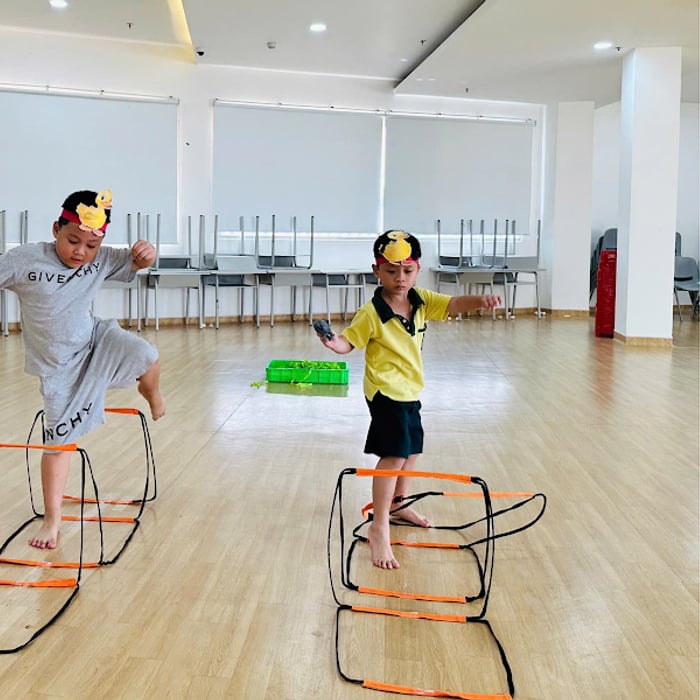 Bé vận động vượt chướng ngại vật