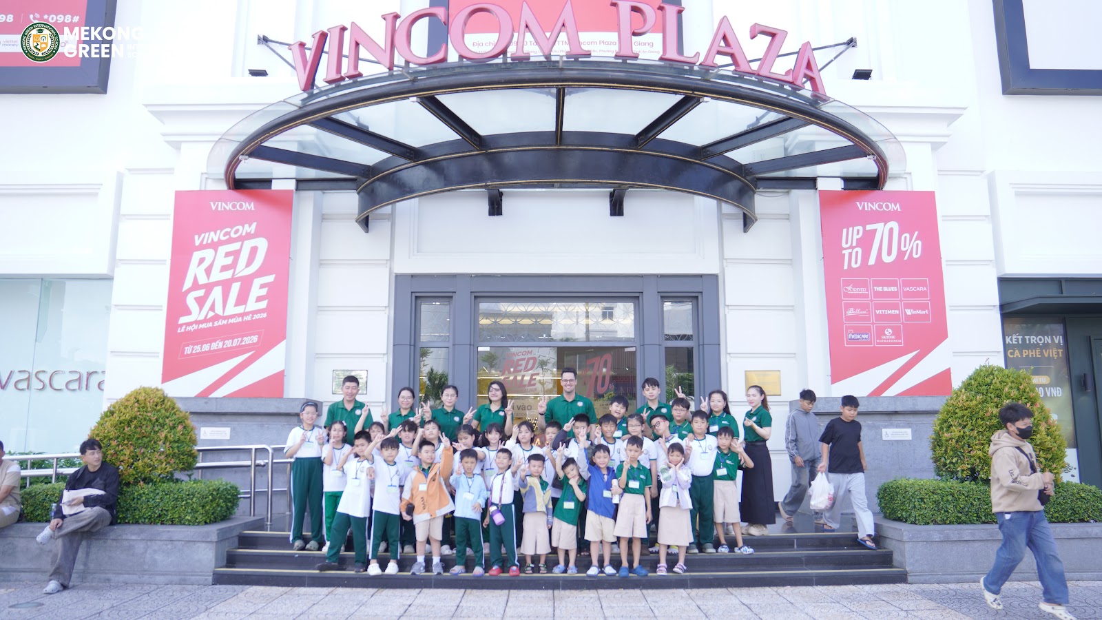 Học sinh Tiểu học MGIS chụp ảnh lưu niệm trước Vincom Plaza trong buổi ngoại khóa