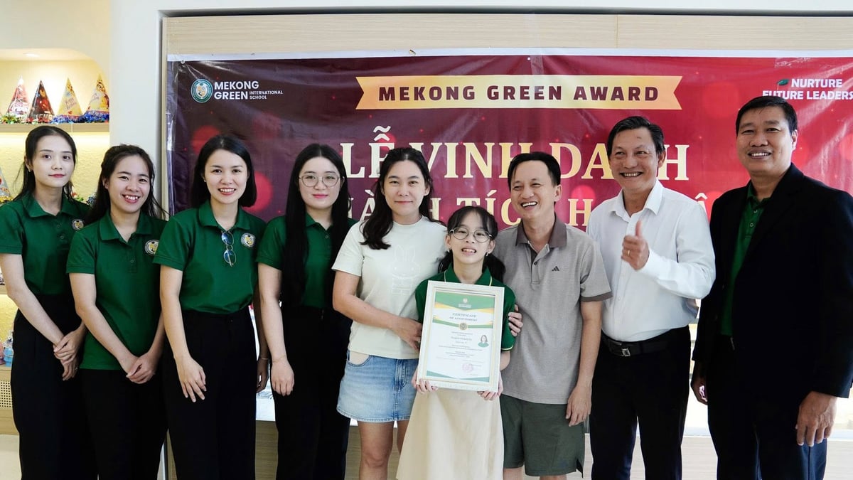 Huỳnh Khánh Vy cùng gia đình tại Lễ vinh danh thành tích học tập MGIS