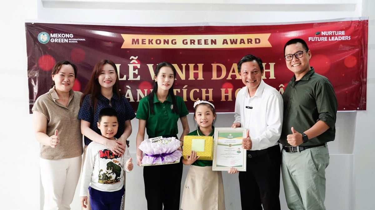 Vương Minh Yến Ngọc cùng gia đình tại Lễ vinh danh thành tích học tập MGIS